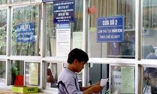 Điện thoại đường dây nóng được dán trước cửa làm thủ tục vào Bệnh viện Nhi Trung ương, Hà Nội. Ảnh: Như Ý