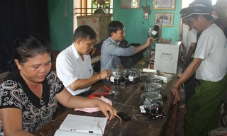 Cán bộ Trung tâm kỹ thuật đo lường chất lượng tỉnh Bắc Giang kiểm định lại các công tơ điện