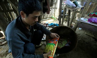 Anh Nhiều Lu Khá, thôn Nậm Kéng, xã Nậm Sài, huyện Sa Pa, tỉnh Lào Cai nhiều năm qua vẫn chưa thoát nghèo. Ảnh: Như Ý