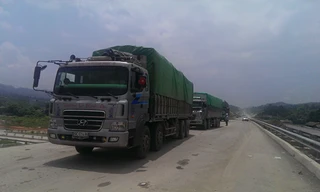 Cao tốc Nội Bài - Lào Cai chưa xong, xe quá tải đã hoành hành. Ảnh: Bảo An