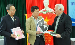 Ông Nguyễn Anh Liên (phải) trao tư liệu, hiện vật cho Bí thư Tỉnh Đoàn Quảng Nam. Ảnh: N.T