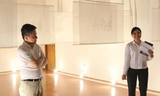 Ly Hoàng Ly và GS Ngô Bảo Châu cùng giới thiệu Phẳng chung thủy với công chúng. Ảnh: N.M.Hà 