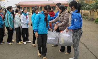 Hình ảnh các bạn trẻ Đại học Kiến trúc Hà Nội trao tặng các em nhỏ mùa đông năm 2012