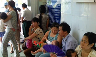 Trẻ đến khám thủy đậu ở TPHCM ngày hôm qua. Ảnh: L.N