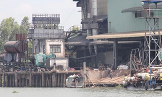 Nhà máy thép Miền Tây giữa thị trấn Chợ Mới, bên sông Tiền. ẢNH: THANH HẢI