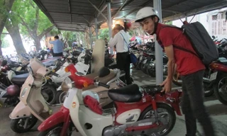 Chiếc xe 50 phân khối duy nhất tại bãi gửi xe ở Đại học Quốc gia Hà Nội. Ảnh: Sỹ lực