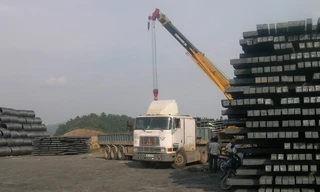 Tại nhiều doanh nghiệp, thép đang tồn đọng với số lượng lớn. Ảnh: Phong Cầm