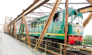 Tuổi thọ trên trăm tuổi, cầu Long Biên vẫn từng ngày oằn mình đón những chuyến tàu ngược xuôi. Anh: Hồng Vĩnh