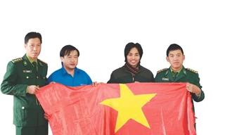 Lá cờ đỏ sao vàng từ Trường Sa được trao cho cán bộ, chiến sĩ Đồn biên phòng A Pa Chải. Ảnh: Xuân Tùng