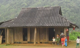 Ngôi trường mầm non thôn Son xiêu vẹo ọp ẹp. ảnh: Phạm Nhài