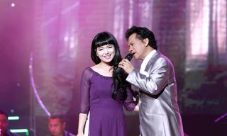 Chế Linh nói với giọng ca trẻ Hà Thu Hiền: “Em ráng đóng với anh làm người tình trên sân khấu…”. Ảnh: Hải Bá