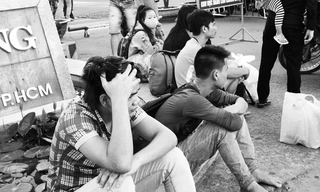 Những nạn nhân của xe dù đang thẫn thờ trước cổng bến xe miền Đông