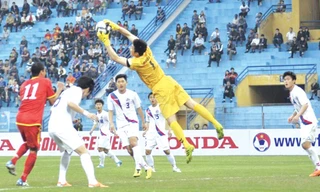 ĐTVN (đỏ) có trận đấu nhạt nhoà trước SV Hàn Quốc chiều qua. ảnh: Hoàng Anh