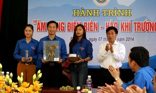 Đại diện thành viên Hành trình nhận kỷ vật tỉnh Điện Biên gửi tới Trường Sa