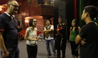 Đạo diễn Đức Dominik Gunther trên sàn tập “Vòng phấn Kavkaz” cùng diễn viên Nhà hát Tuổi trẻ. Ảnh: Thế Toàn