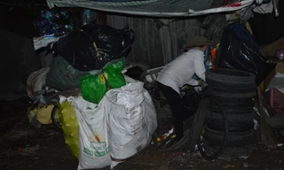 Chị Hoa vào từng ngóc ngách kiếm ve chai