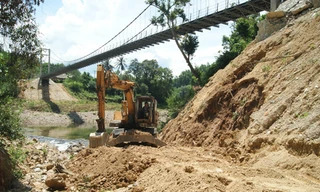 Nhà thầu đang tiến hành khắc phục sự cố sạt lở mố cầu