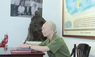 Bức tượng Đại tướng Võ Nguyên Giáp trong triển lãm