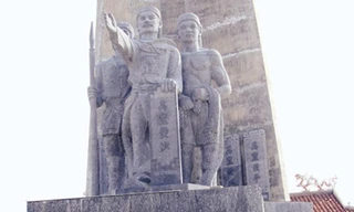 Tượng đài hùng binh Hoàng Sa trên đảo Lý Sơn. Ảnh: nam cường