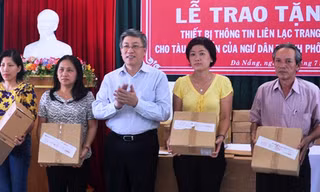 Trao tặng thiết bị ICOM cho ngư dân Đà Nẵng. Ảnh: Nguyễn Huy