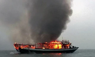 Tàu du lịch cháy rụi, chìm nghỉm