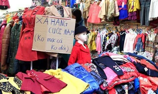 Xả hàng cuối năm trên phố Hàng Ngang, Hàng Đào (Hà Nội). Ảnh: Như Ý