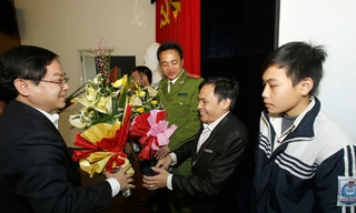 TBT Lê Xuân Sơn tặng hoa các đề cử Gương mặt trẻ Việt Nam tiêu biểu 2013 tham gia giao lưu. ảnh: Như ý