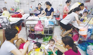 Trẻ mắc bệnh sởi đang điều trị tại Bệnh viện Bạch Mai - Hà Nội. Ảnh: Ngọc Châu