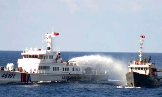 Tàu Trung Quốc tiếp tục vây ráp, đâm, xịt vòi rồng vào lực lượng chấp pháp Việt Nam