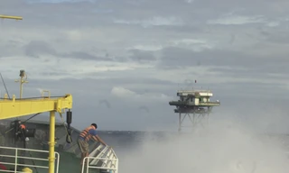 Nhà giàn DK1 trong bão tố. Ảnh: TC