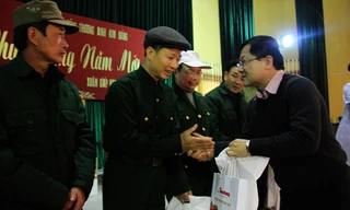 Tổng biên tập báo Tiền Phong Lê Xuân Sơn tặng quà cho các thương, bệnh binh tại Trung tâm Điều dưỡng Thương binh Kim Bảng (Hà Nam). ẢNH: Trường Phong