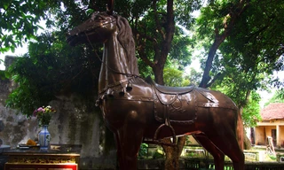 Ngựa nặng hơn hai tấn vẫn ở trong khu vực 1 của di tích đền Phù Đổng. Ảnh: T.Toan