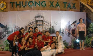 Tấm ảnh kỷ niệm cuối cùng của các bạn trẻ. Ảnh: T.N.A 