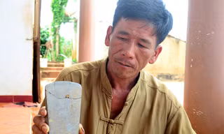 Ông Hạ với chiếc rìu đá đào được