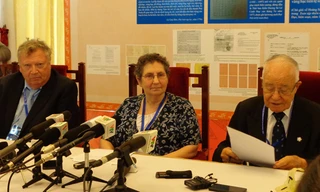 Từ trái qua: Luật sư Pierre Schifferli, luật sư Jeanne Mirrer và GS Alexander Yankov trả lời phỏng vấn báo chí sáng 26/7. Ảnh: TĐ