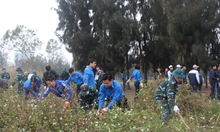 Ra quân dọn vệ sinh môi trường