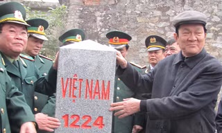 Chủ tịch Trương Tấn Sang thăm cột mốc 1224. ảnh: Duy Chiến