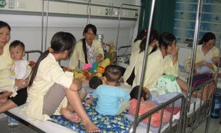 Trẻ nhỏ là đối tượng dễ mắc các bệnh viêm não, đặc biệt trong mùa hè. Ảnh: T.Hà