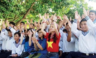 Nguyễn Lê Na (áo đỏ) ở đảo Nam Yết. Ảnh: Trường Phong