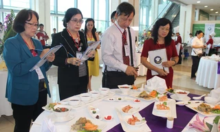 Ban giám khảo cuộc thi Chiếc thìa vàng 2014, vòng loại khu vực Hà Nội chấm món ăn của các đội dự thi