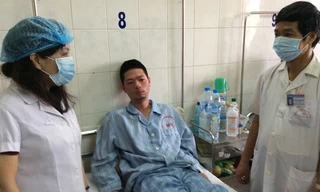 Bộ trưởng Bộ Y tế Nguyễn Thị Kim Tiến thăm bệnh nhân sởi tại BV Bệnh Nhiệt đới T.Ư. Ảnh: T.Hà