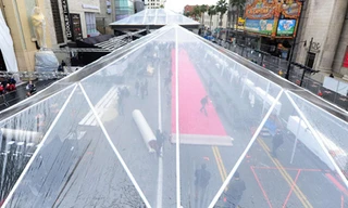 Căng lều bạt bao bọc khu vực thảm đỏ (Ảnh: NBC)