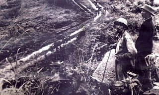 Bác Hồ ở Cao Bằng năm 1950, bên cạnh là đồng chí cận vệ Chu Phương Vương (dân tộc Tày, Cao Bằng) được Bác đặt tên là Định. Ảnh: Tư liệu