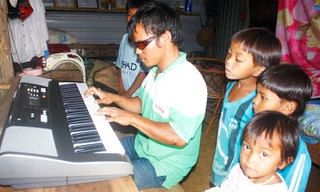 Tự học, tự mày mò, Blúp Âu không chỉ đàn ghita giỏi mà còn chơi Organ hay, phục vụ dân làng nơi vùng biên cương