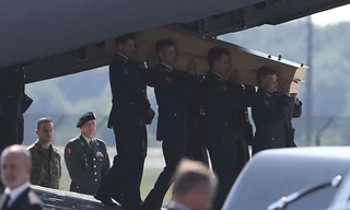 Hai chiếc máy bay quân sự chở khoảng 40 thi thể nạn nhân đầu tiên về tới sân bay Eindhoven, Hà Lan chiều 23/7.