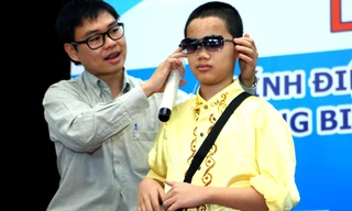 TS Nguyễn Bá Hải hướng dẫn cách sử dụng kính điện tử giúp tránh vật cản cho học sinh khiếm thị 