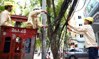 Công ty chiếu sáng ra quân dọn “rác trời”