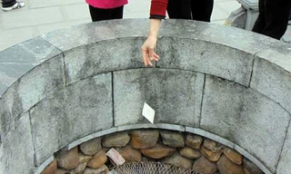 Tiền lẻ vẫn là vấn đề nhức nhối trong công tác quản lí lễ hội. Ảnh: H. Tuấn