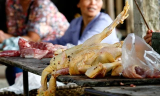 Quầy bán gà tết, ruồi bâu ở một chợ Hà Nội. ảnh: hồng vĩnh