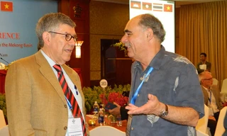 Ông Fritz Holzwarth, chuyên gia Bộ Môi trường Bảo tồn thiên nhiên, Xây dựng và An toàn hạt nhân Đức (bên trái) trao đổi tại hội nghị ảnh: LT